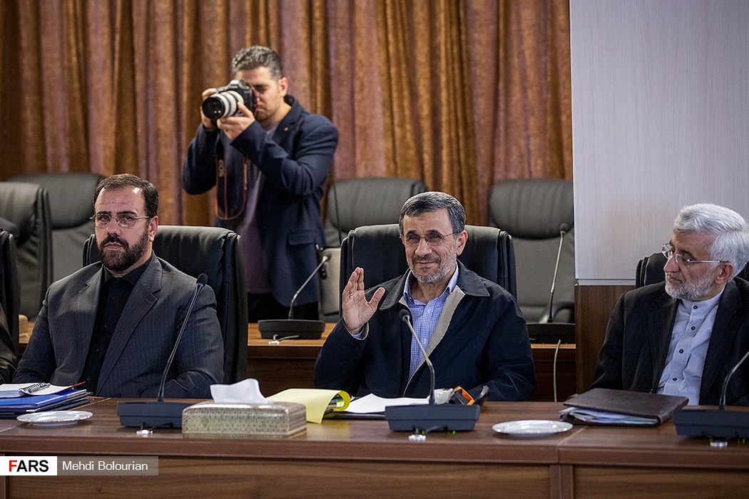 حرکت احمدی‌نژاد در جلسه اخیر مجمع تشخیص مصلحت